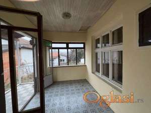 Kuca sa prelepim placem u centru Sremske Kamenice!