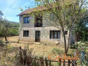 Kuća u Rekovcu, blizina centra - dvoetažna, površine 53 m2 u osnovi, plac 1009 m2