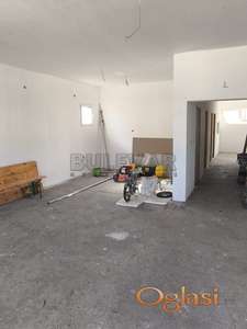 Izdavanje - prizemlje poslovnog objekta u Kragujevcu, na Kružnom putu 200 m2