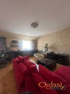 KOMFORAN, NAMEŠTEN PETOSOBAN STAN NA NOVOJ DETELINARI