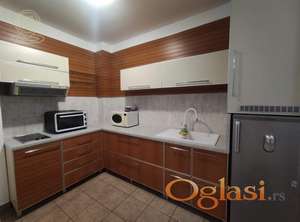 Izdavanje dvosobnog stana Novi Sad – Centar | Namešten stan, terasa, lift, Bulevar oslobođenja