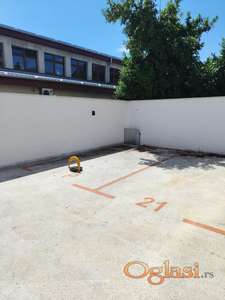 Izdajem parking mesto kod Socijalnog