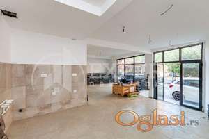 Izdaje se lokal u prizemlju novogradnje, strogi centar, 165 m2 u dva nivoa + 70 m2 (bašta)