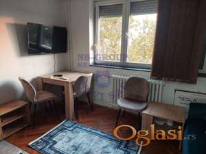 Predstavljamo vam odličnu garsonjeru na lepoj i mirnoj lokaciji u Novom Sadu.