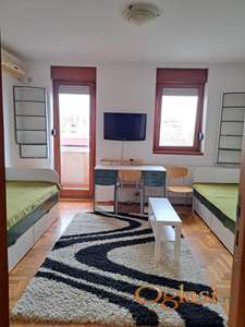 Garsonjera pogodna za dve osobe, odmah useljiva, vlasnik