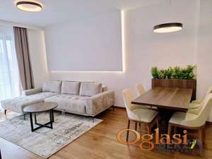 LUKSUZAN DVOSOBAN STAN SA GARAŽNIM MESTOM NA BULEVARU PATRIJARHA PAVLA