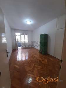 Izdaje se nenamešten stan u centru,66m2