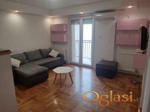 Izdajem Jednosoban stan u Danila Kisa na odlicnoj lokaciji.