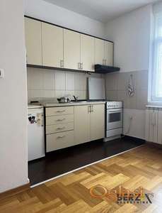  LEP JEDNOIPOSOBAN STAN U NEPOSREDNOJ BLIZINI CETRA 