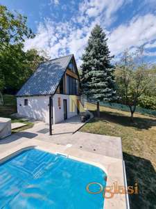 Sremska Kamenica - vikendica sa bazenom na odličnoj parceli