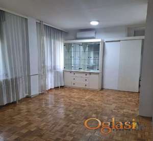  POLUNAMEŠTEN DVOSOBAN STAN KOD BULEVARA OSLOBOĐENJA