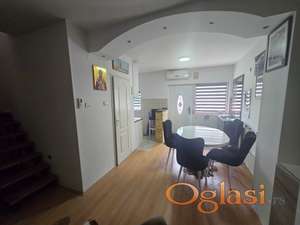 Izdajem dvorisni stan sa letnjikovcem