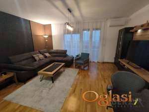 LUKSUZAN ČETVOROSOBAN STAN SA PARKING MESTOM U PETROVARADINU