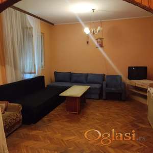 Odlična spratna kuća u centru Bačkog Jarka