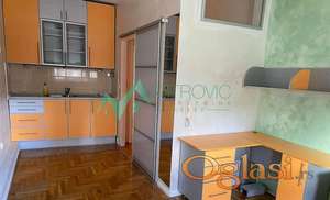 Novi Sad, Grbavica - Garasonjera na odličnoj lokaciji! 