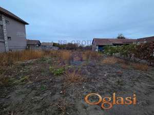 Izuzetan plac, uknjižen, na odličnoj poziciji, u samom selu