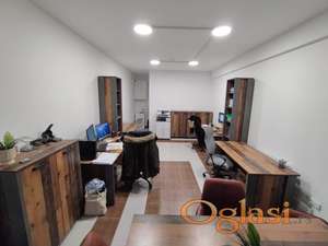 Izdaje se radno mesto u nameštenom poslovnom prostoru