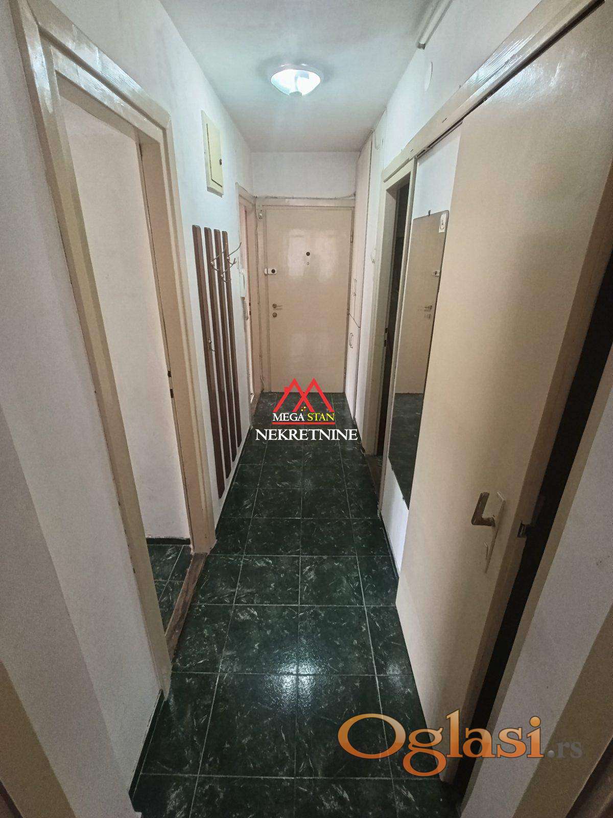 Сдаётся двухкомнатная квартира — 55 м² — бульвар Краля Петра I — фото