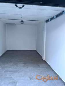 Garaža u dvorištu zgrade