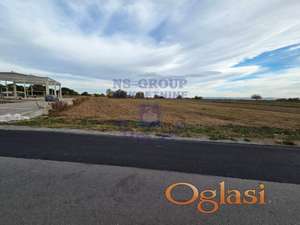 Prelep ravan građevinski plac.