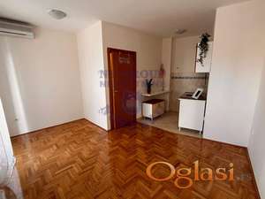 Odmah useljiva garsonjera u Cara Dusana !