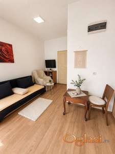 Kvadratura - 22 m2 Garsonjera Namešten, Zemun, Centar