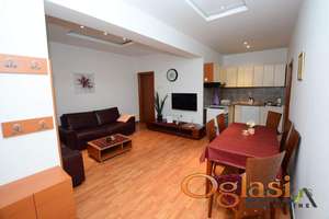  LEPO NAMEŠTEN JEDNOIPOSOBAN STAN U CENTRU SA GARAŽOM