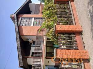 Prodajem kucu u Backoj Topoli sa pomocnim objektom ukupno 290 m2.Kuca poseduje 5 soba,2 kupatila,2 kuhinje od kojih je jedna letnja kuhinja. Za ostale info pozvati na tel.