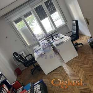 Lokal na Socijalnom, površine 120 m², prvenstveno namenjen za kancelarijske i poslovne delatnosti.