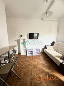 Bulevar, jednoiposoban, useljiv!

Kompletno opremljen jednoi