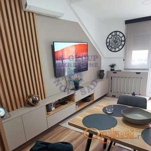 Izdaje se luksuzan jednoiposoban stan na Socijalnom, površine 52 m², moderno uređen i veoma funkcionalnog rasporeda.