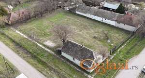 Plac sa starom kucom u Loku sa strujom i vodom