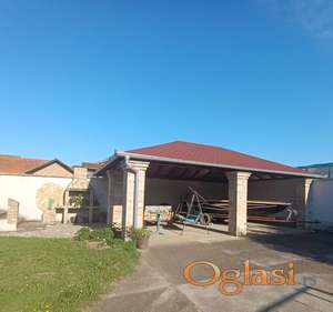 PROSTRANA PORODIČNA KUĆA U MIRNOM DELU BEŠKE - KAO DVORAC