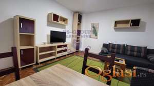 Izdaje se kompletno opremljen stan od 44 m² u kući sa dvorištem.