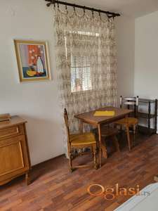 Komforan dvosoban stan za dva đaka/studenta 300e SA TROŠKOVIMA