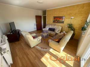 Komforan trosoban stan