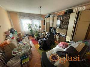 Kuća na samom ulasku u Žabalj na glavnom putu.