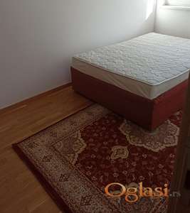 Izdajem jednoiposoban namešten stan
