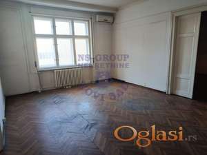 Na prodaju prostran salonski stan površine 138 m², smešten u samom srcu Novog Sada.