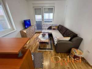 Na 50ak metara od Novosadskog puta nalazi se ovaj kompletno namešten stan.