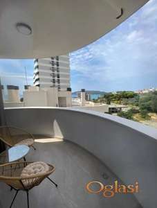 Novi namješten jednosoban stan s garažom u Bečićima