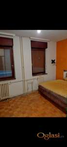 Izdajem stan u Rumenackoj ulici u mirnoj zgradi sa svim pratecim stvarima internet lift centralno grejanje dozvoljeni su kucni ljubimci po zelji.