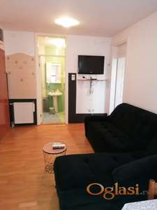 NAMEŠTEN JEDNOIPOSOBAN STAN NA UGLU BRAĆE RIBNIKAR I BULEVARA OSLOBOĐENJA 400 EVRA