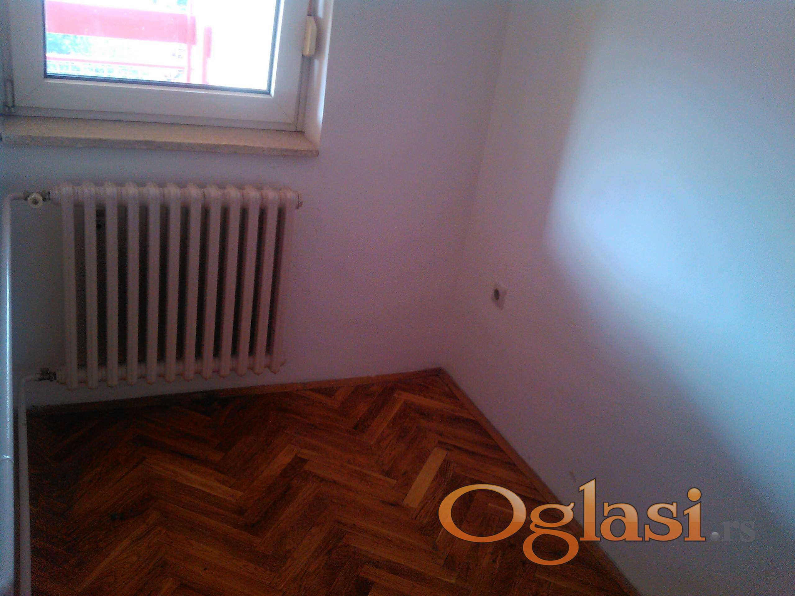 Jednoiposoban prazan stan Novo naselje — fotografija