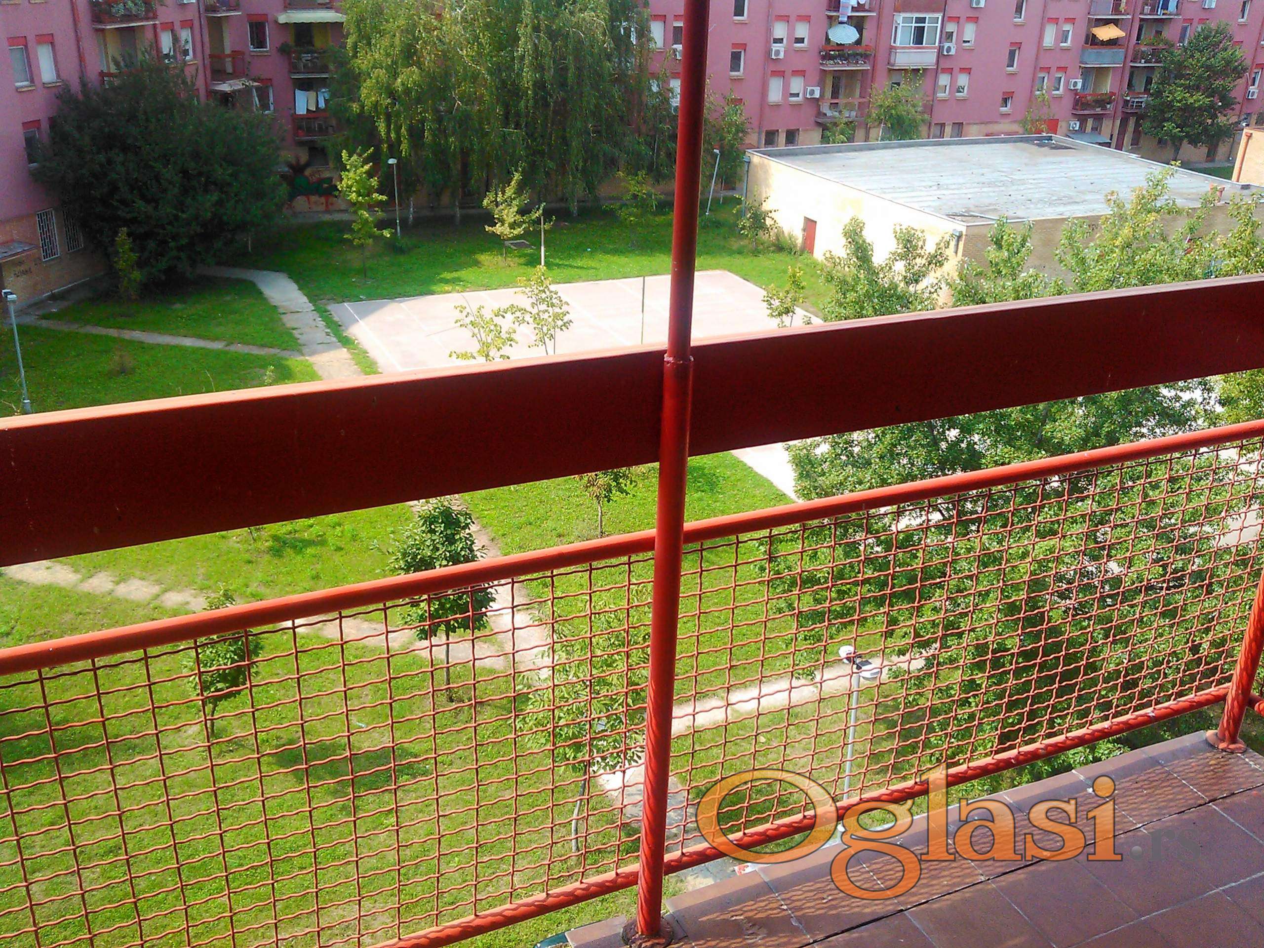 Jednoiposoban prazan stan Novo naselje — fotografija