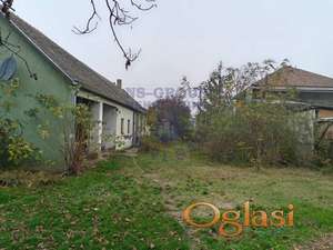 Prodaje se plac na glavnom putu u Veterniku. Odlična lokacija pogodna za poslovni ili stambeni objekat.