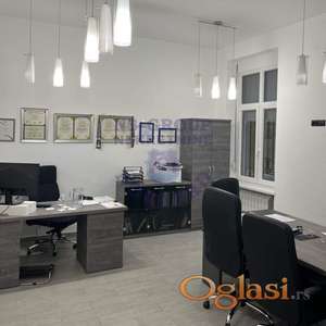 Izdaje se prazan stan u centru grada, isključivo namenjen za poslovni prostor