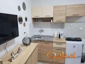 NAMEŠTENA GARSONJERA U CENTU U ŠAFARIKOVOJ ULICI 250 EVRA