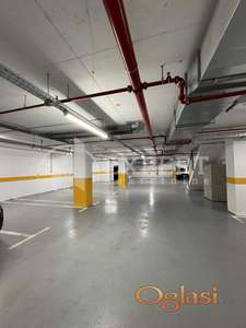 Izdaje se garažno mesto u centru grada
