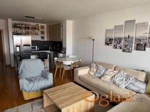 Prostran, svetao, potpuno opremljen stan na Keju